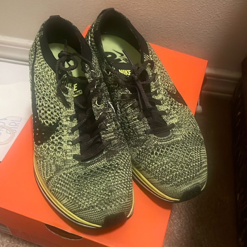 Nike fly knit  racer